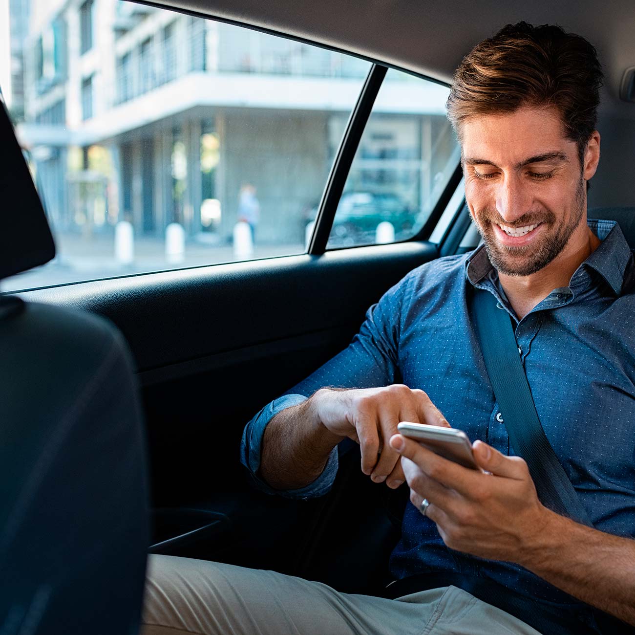 Hombre reservando taxi en Mallorca